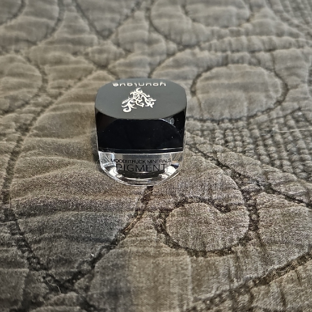 Younique Moodstruck Minerals Pigment in Deep Black